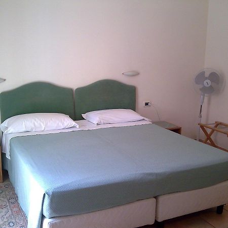 Hotel Pescetto Albenga Buitenkant foto