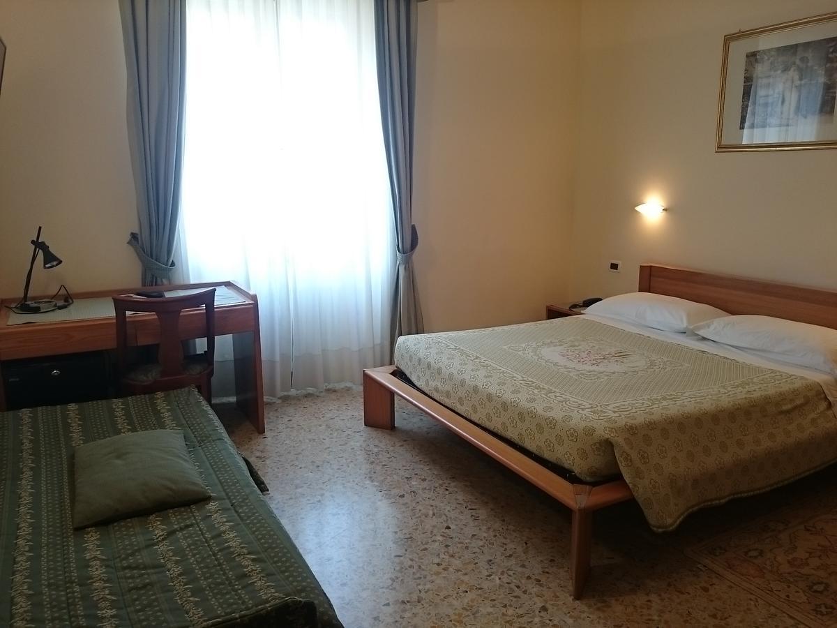 Hotel Pescetto Albenga Buitenkant foto