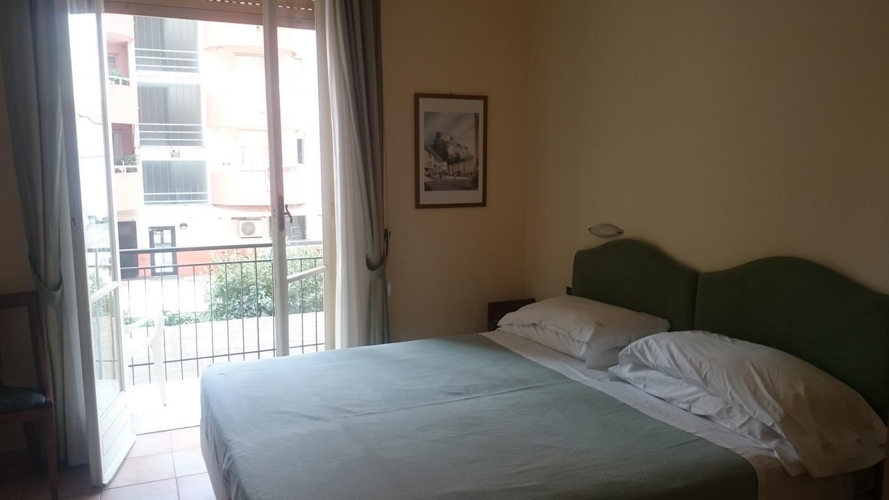 Hotel Pescetto Albenga Buitenkant foto